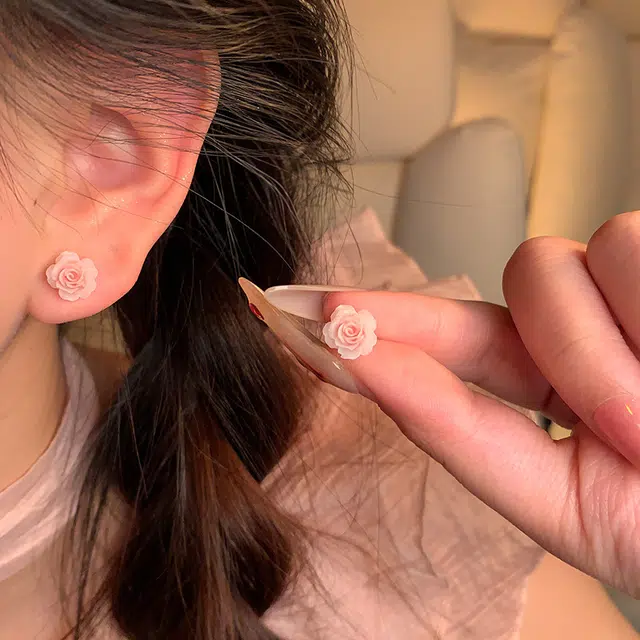 【鲜花】 零界 甜美清新彩色花朵 小巧精致 不重样 防过敏 塑料 耳钉 男女同款情侣款