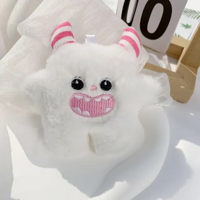 零界 可爱雪怪萌趣创意搞怪高级时尚潮流卡通书包行李箱钥匙扣 毛绒 挂件 男女同款情侣款