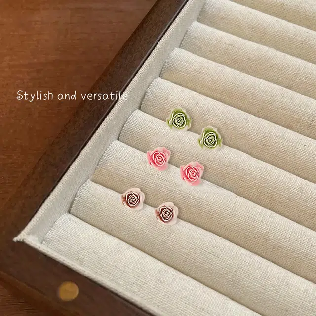 【花点时间】 零界 甜美清新彩色花朵 小巧精致 不重样 防过敏养耳洞 塑料 耳钉 男女同款情侣款