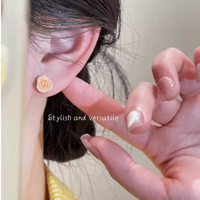 【花点时间】 零界 甜美清新彩色花朵 小巧精致 不重样 防过敏养耳洞 塑料 耳钉 男女同款情侣款