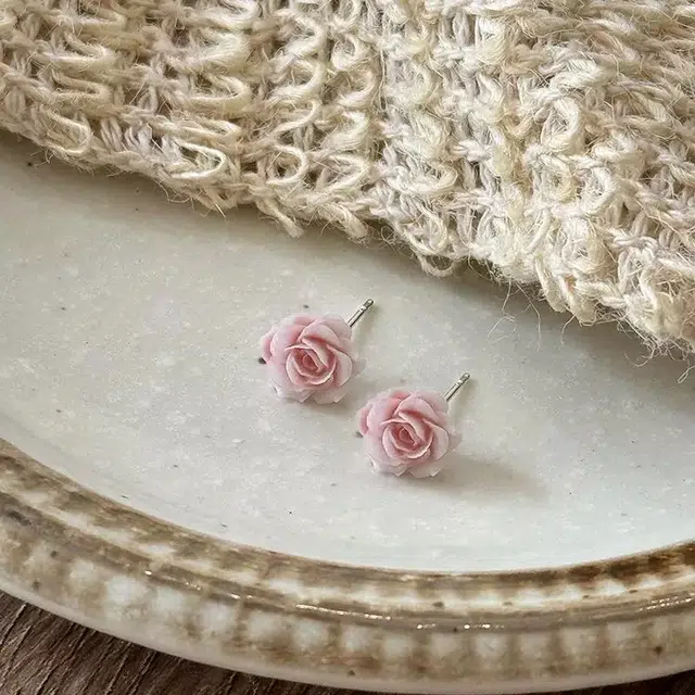 零界 甜美清新花朵 小巧精致  防过敏养耳洞 塑料 耳钉 男女同款情侣款