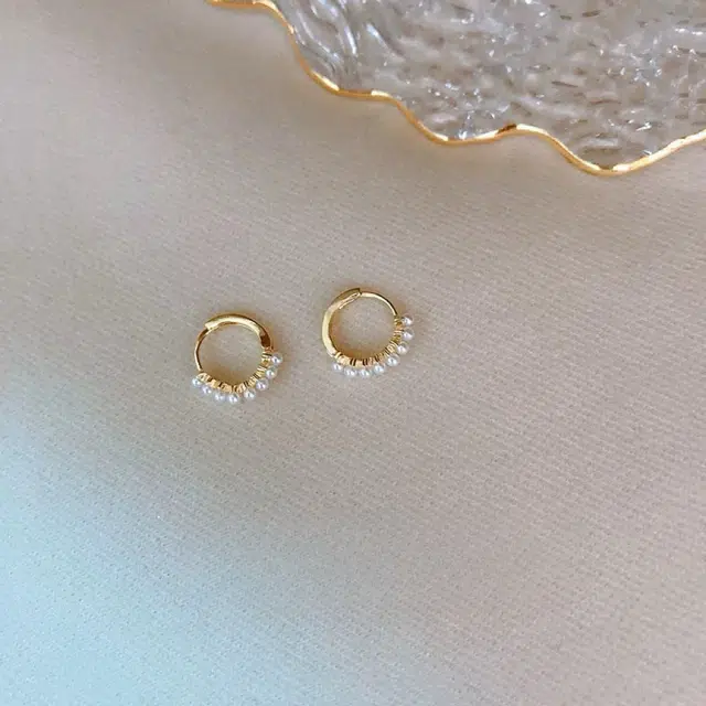 925