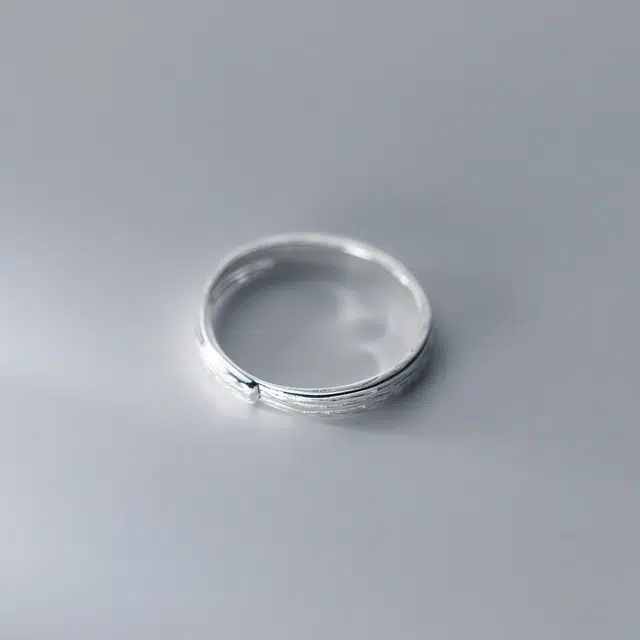 925