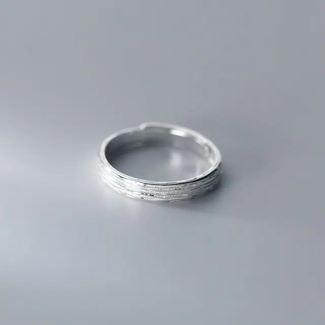 925