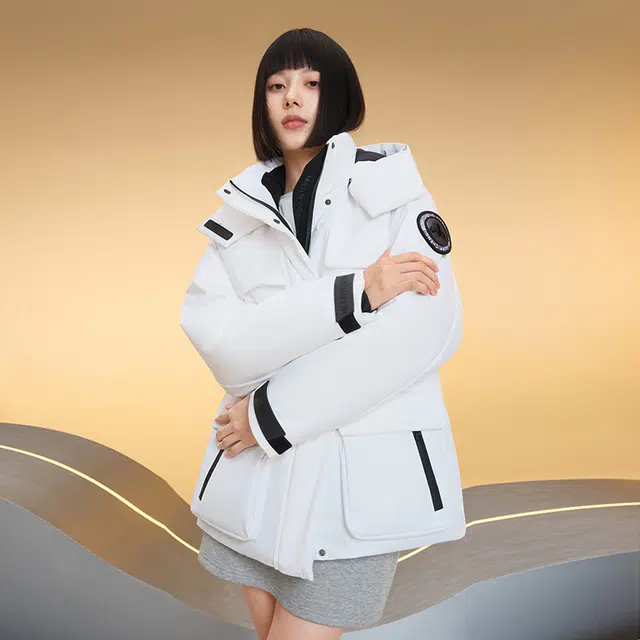 美力城 纯色短款连帽宽松户外羽绒服 女款