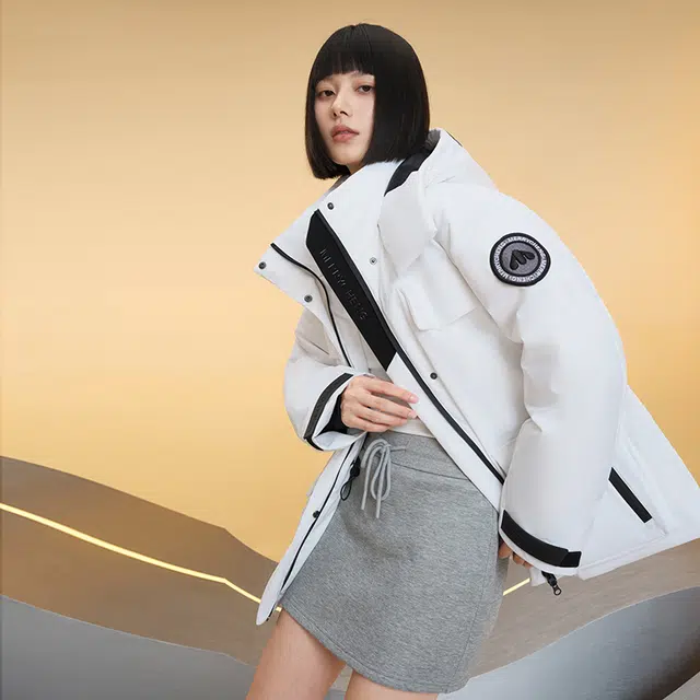 美力城 纯色短款连帽宽松户外羽绒服 女款