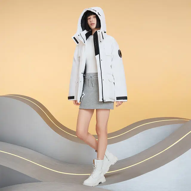 美力城 纯色短款连帽宽松户外羽绒服 女款