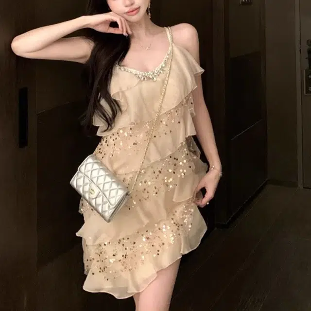 涂诗菲 法式纯欲小众设计感亮片不规则荷叶边短裙性感辣妹钉珠吊带连衣裙 女款