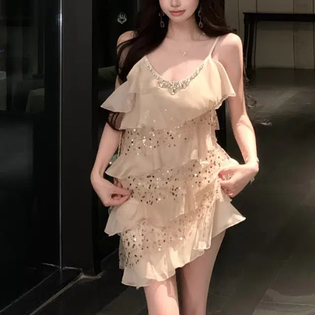 涂诗菲 法式纯欲小众设计感亮片不规则荷叶边短裙性感辣妹钉珠吊带连衣裙 女款