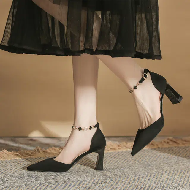 莫代尔 绒面 气质简约链条 尖头仙女中空一字带 职场面试 淑女风 优雅百搭 粗跟 高跟鞋 女