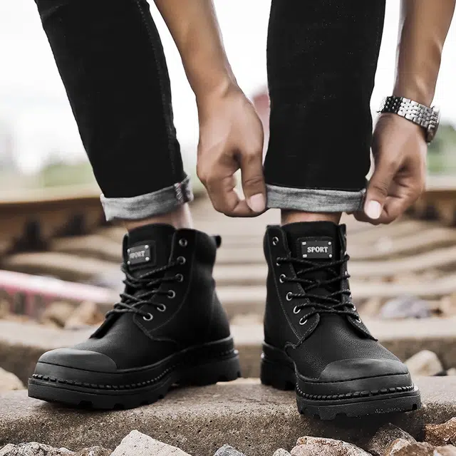 依米奴 牛皮 高颜值 时尚潮流 脚感舒适 低调百搭 日常 简约帅气 轻便柔软 复古经典 防滑耐磨 工装户外 马丁靴 男款 黑色