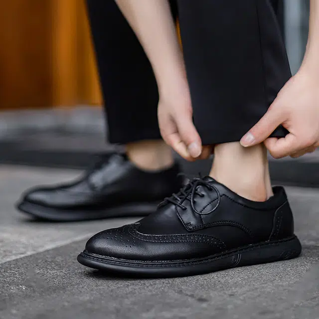依米奴 真皮质感 高颜值 时尚潮流 脚感舒适 布洛克雕花 低调百搭 日常通勤  职场会议 简约帅气 柔软 优雅 英伦风商务 正装皮鞋 男款