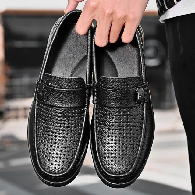 依米奴 夏日 真皮质感 透气镂空 商务正装 职场会议 高颜值 时尚潮流 脚感舒适 低调百搭 日常通勤 休闲鞋 男款 黑色