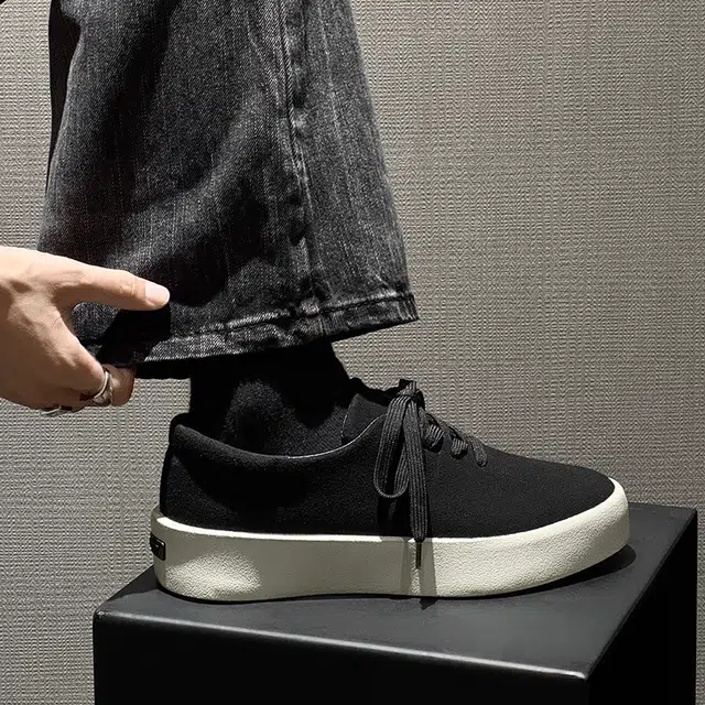 依米奴 高颜值 绒面 精致细腻 高档轻奢 增高 年轻 小众 旅游驾车 时尚潮流 百搭 脚感舒适 复古英伦风 低帮 板鞋 男款