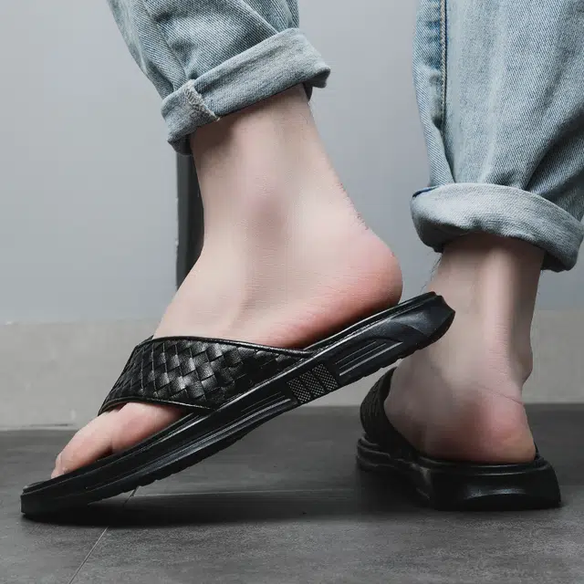 依米奴 轻奢大牌推荐 编织风 高颜值 潮流百搭 年轻气质 舒适柔软 细腻 职场会议 简约精致 高级感 橡胶底 防磨人字拖鞋 男款 黑色