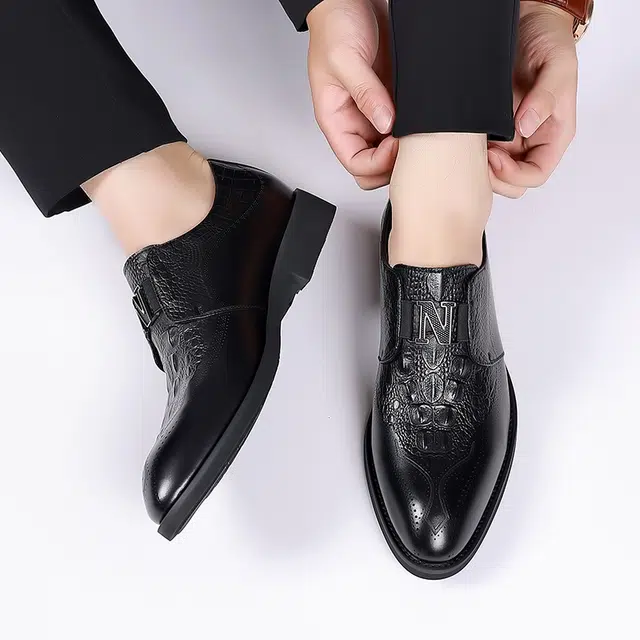 依米奴 高颜值 真皮质感 商务职场会议 日常通勤 轻奢 尖头 布洛克雕花 雅痞帅气 百搭 鳄鱼纹 正装皮鞋 男款 黑色