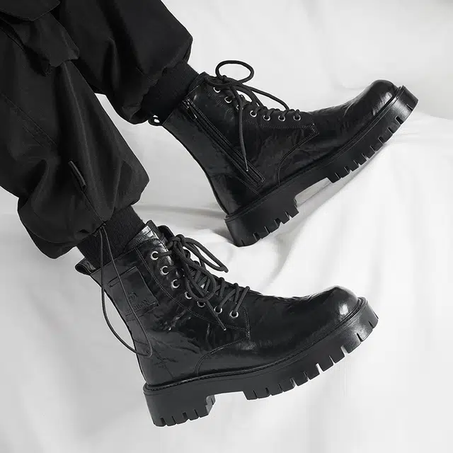 依米奴 户外外穿 英伦风 复古经典 高颜值 时尚潮流 脚感舒适 真皮质感 低调百搭 日常通勤 职场会议 简约帅气 轻便柔软  马丁靴 男款