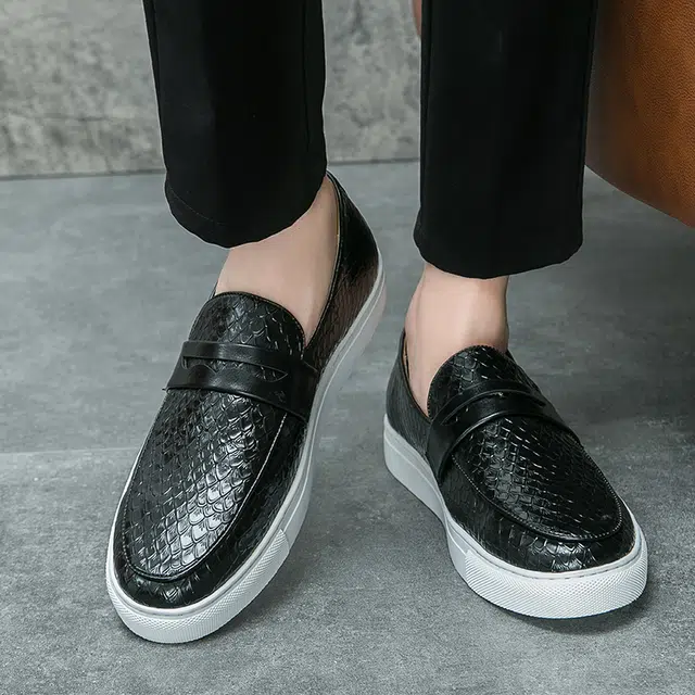 依米奴 真皮质感 经典复古 优雅气质 时尚潮流 商务正装 职场会议 百搭套脚一脚蹬 懒人旅游驾车 脚感舒适 日常通勤 休闲鞋 男款