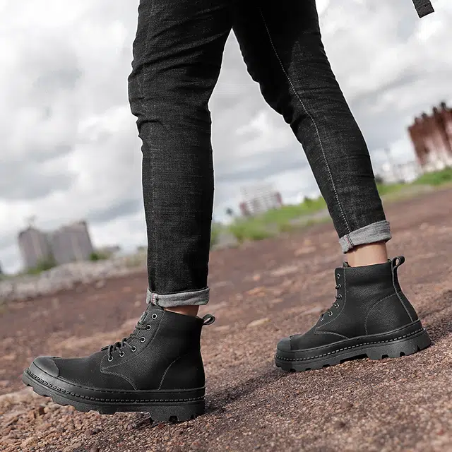 依米奴 牛皮 高颜值 时尚潮流 脚感舒适 低调百搭 日常 简约帅气 轻便柔软 复古经典 防滑耐磨 工装户外 马丁靴 男款 黑色