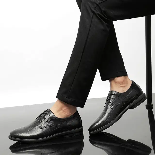依米奴 真皮质感 格纹 高颜值 时尚潮流 脚感舒适 低调 日常通勤 优雅 气质 轻便防滑耐磨 商务 职场会议 英伦风 正装皮鞋 男款 黑色
