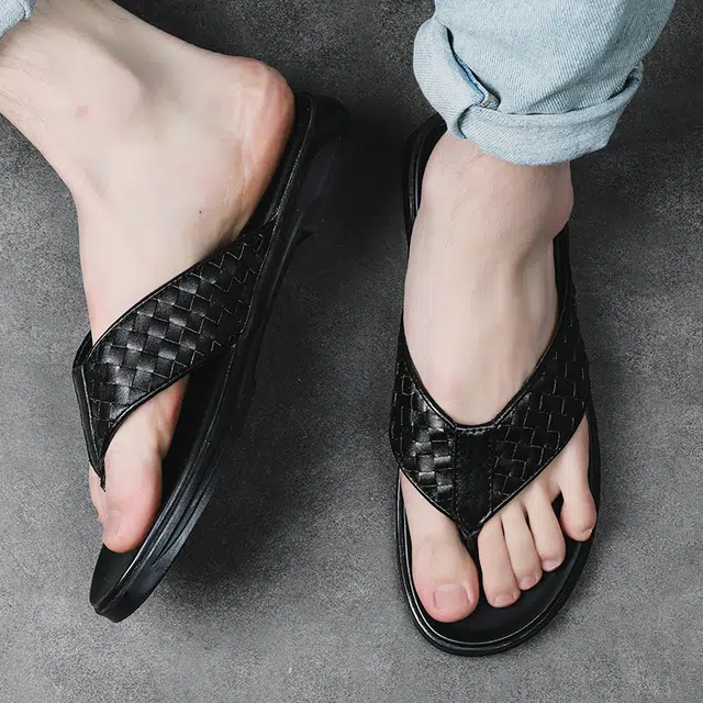 依米奴 轻奢大牌推荐 编织风 高颜值 潮流百搭 年轻气质 舒适柔软 细腻 职场会议 简约精致 高级感 橡胶底 防磨人字拖鞋 男款 黑色
