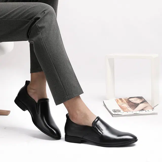 依米奴 头层牛皮 真皮质感 英伦风 尖头 个性时尚潮流 商务正装 职场会议 简约复古 日常通勤百搭 一脚蹬 休闲皮鞋 男女同款