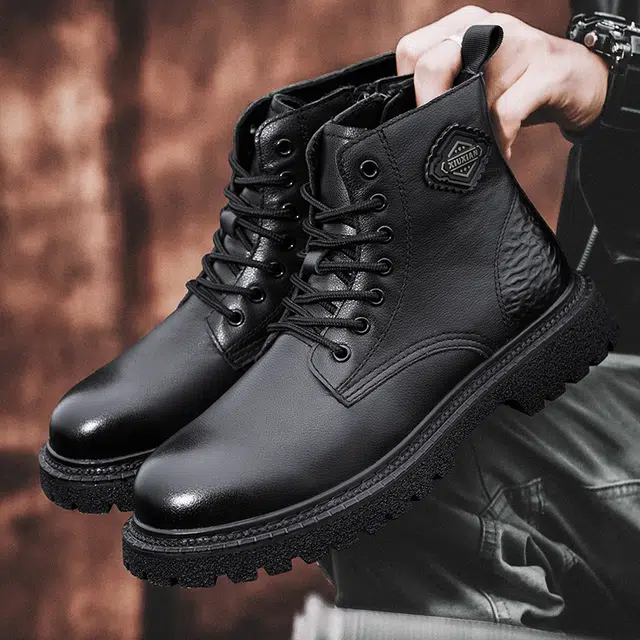 依米奴 头层牛皮 精致高级 真皮质感 降温保暖耐寒 防水耐磨 冬日 经典复古 高颜值 时尚潮流 脚感舒适 低调百搭 短筒 马丁靴 男款