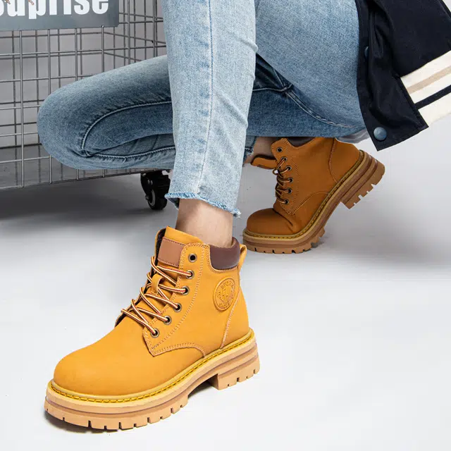 依米奴 头层牛皮 高颜值 时尚潮流 脚感舒适 低调百搭 日常通勤 简约帅气 情侣款 短筒 马丁靴 男女同款