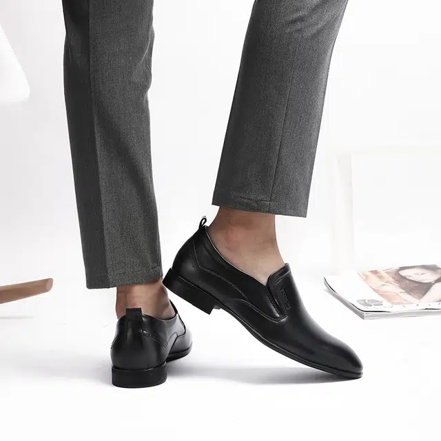 依米奴 头层牛皮 真皮质感 英伦风 尖头 个性时尚潮流 商务正装 职场会议 简约复古 日常通勤百搭 一脚蹬 休闲皮鞋 男女同款