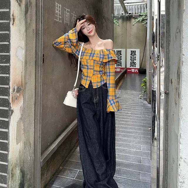 玉儿恋 荷叶边一字领格纹露肩喇叭长袖时尚百搭衬衫 女款