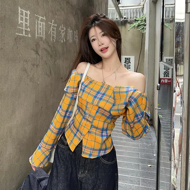 玉儿恋 荷叶边一字领格纹露肩喇叭长袖时尚百搭衬衫 女款