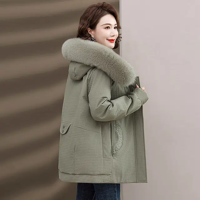 雅鹿 连帽御寒保暖袋位绣花中式盘扣时尚休闲羽绒服 女款