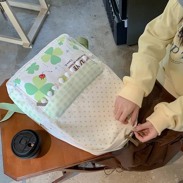 垣途者 日系甜美可爱四叶草波点绒球小清新 复合布面料 双肩包 女款 绿色拼白色