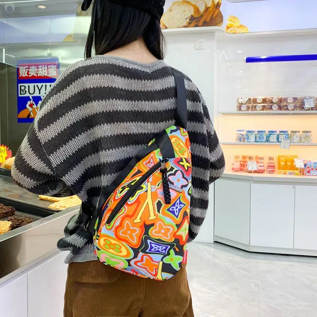 垣途者 时尚涂鸦设计小众日常休闲百搭通勤 尼龙 斜挎包胸包 男女同款情侣款 橘色/绿色/粉色/黑色