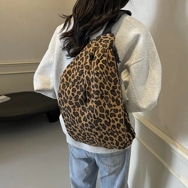垣途者 小众个性 布 胸包 女款 豹纹