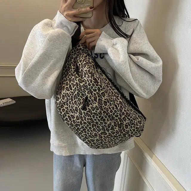 垣途者 小众个性 布 胸包 女款 豹纹