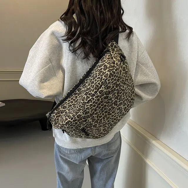 垣途者 小众个性 布 胸包 女款 豹纹