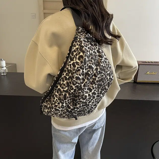垣途者 小众个性 布 胸包 女款 豹纹