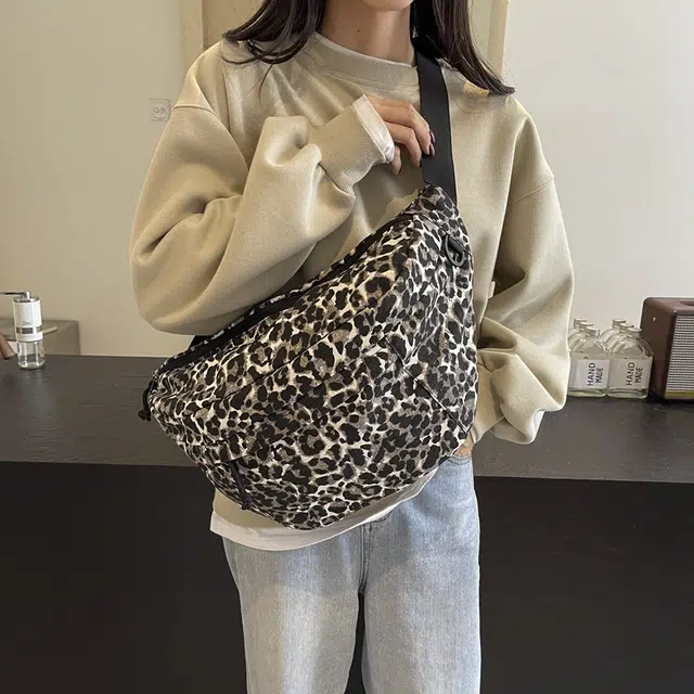 垣途者 小众个性 布 胸包 女款 豹纹