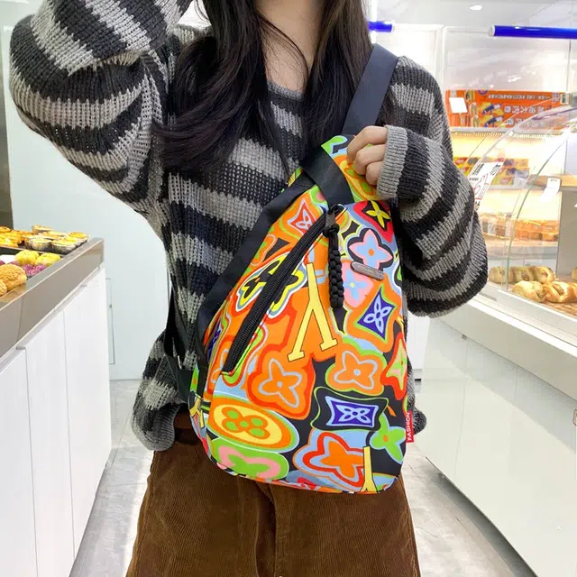 垣途者 时尚涂鸦设计小众日常休闲百搭通勤 尼龙 斜挎包胸包 男女同款情侣款 橘色/绿色/粉色/黑色