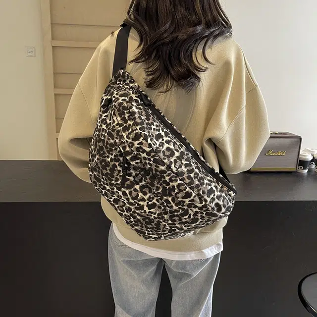 垣途者 小众个性 布 胸包 女款 豹纹