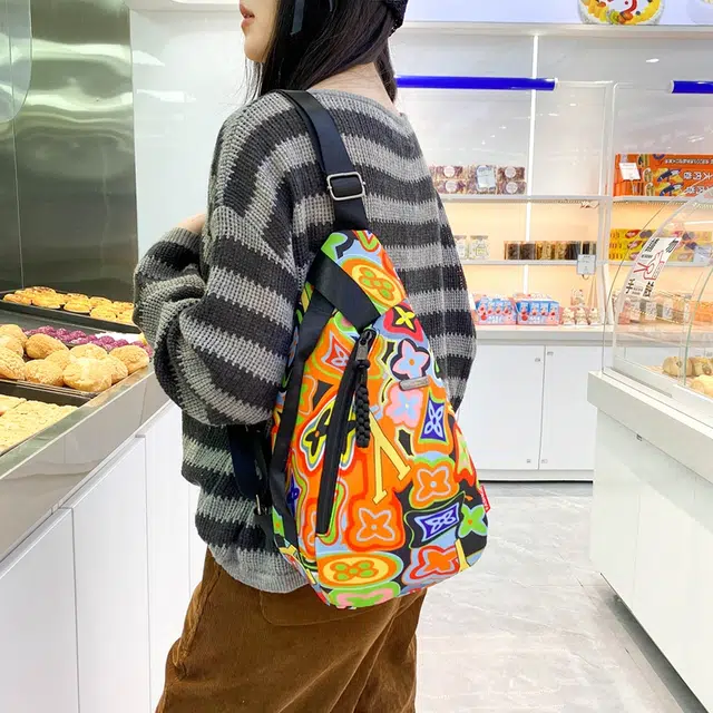 垣途者 时尚涂鸦设计小众日常休闲百搭通勤 尼龙 斜挎包胸包 男女同款情侣款 橘色/绿色/粉色/黑色