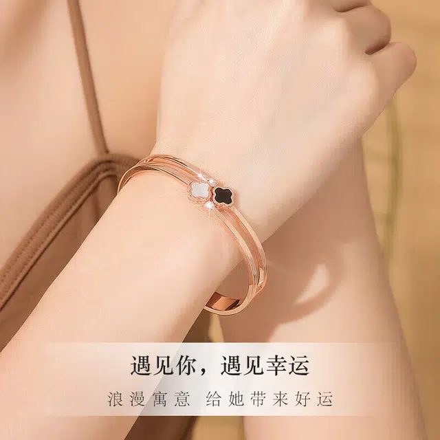 纪铂梵 幸运四叶草法式简约 轻奢气质百搭轻奢小众幸运守护原创设计精致耐看 #好运#招财 钛钢 手镯 女款