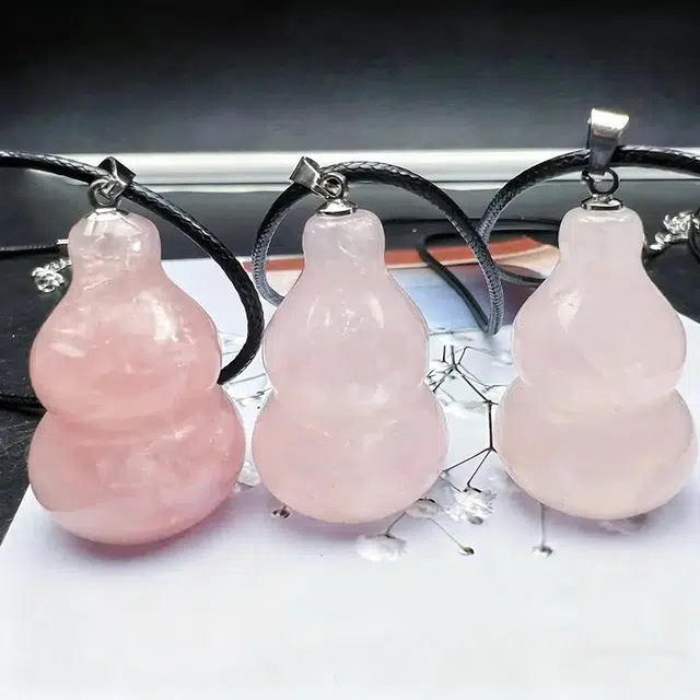 琢玉居 粉嫩小葫芦 新中式国潮 招财 转运上岸 平安喜乐 轻奢温婉 简约百搭显白#好运 琉璃 玉石吊坠 女款
