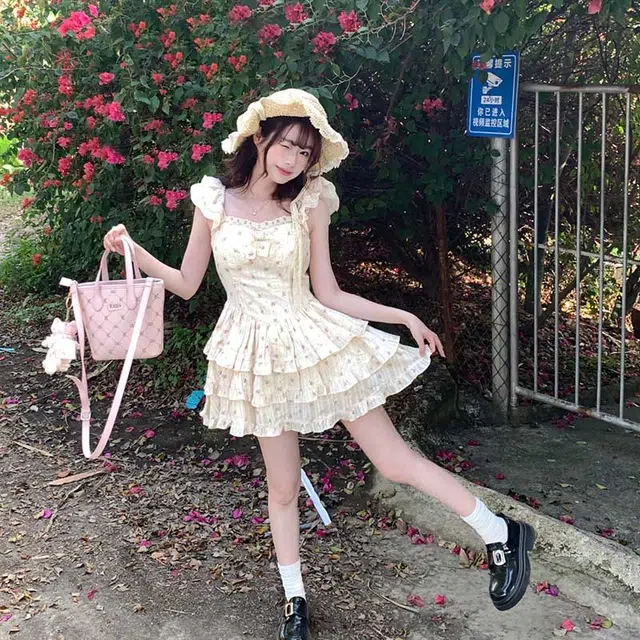 困住大象 芭蕾风甜美碎花风在逃公主小飞袖夏季小个子收腰蓬蓬袖短款短袖连衣裙 女款 杏色