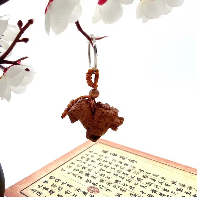 耳玺 雕刻麒麟中式好运连连吉祥如意新中式国潮纳福招财平安顺遂#好运#吉祥 桃木 挂件 男女同款情侣款