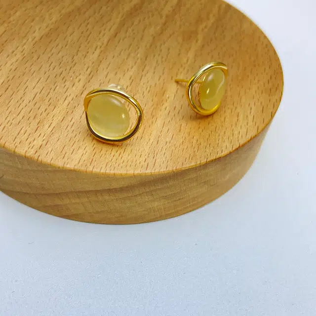 925