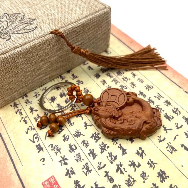 耳玺 新中式好运连连雕刻貔貅配饰吉祥如意国潮纳福招财平安顺遂#好运#吉祥 桃木 挂件 男女同款情侣款