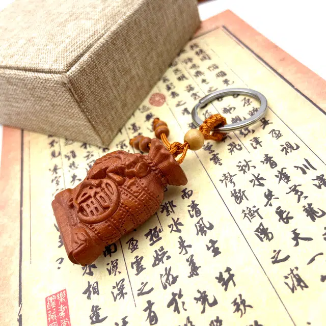 耳玺 新中式好运连连雕刻出入平安福袋吉祥如意国潮纳福招财平安顺遂#好运#吉祥 桃木 挂件 男女同款情侣款