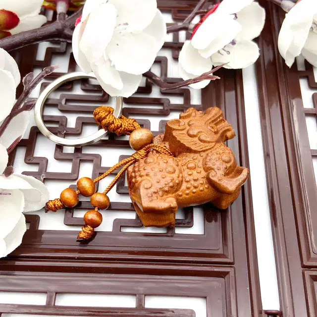 耳玺 雕刻麒麟中式好运连连吉祥如意新中式国潮纳福招财平安顺遂#好运#吉祥 桃木 挂件 男女同款情侣款